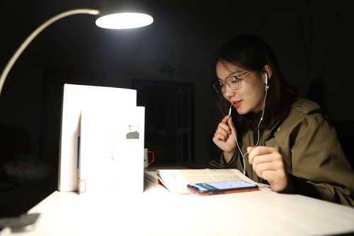 王素芳在家中录制电台 李谌涵摄