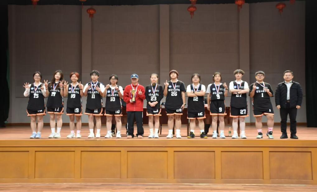 我院女篮勇夺“迎新杯”篮球赛亚军！（图）
