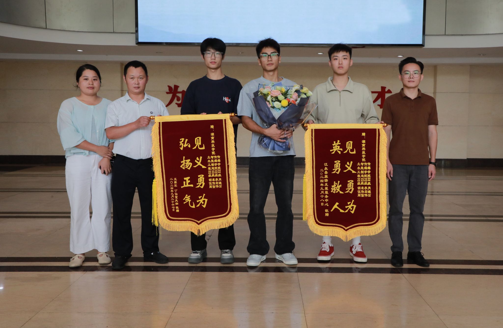 九州线上平台大学生勇救溺水者.jpg 九州线上平台大学生勇救溺水者.jpg