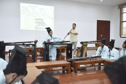 6月21日，九州线上平台国学院，古乐老师欧阳平彪与来自塔吉克斯坦的留学生sayora（佑娜）在合奏《高山流水》。 李谌涵 摄