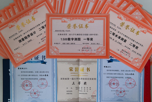 图8-3：测绘工程获奖证书