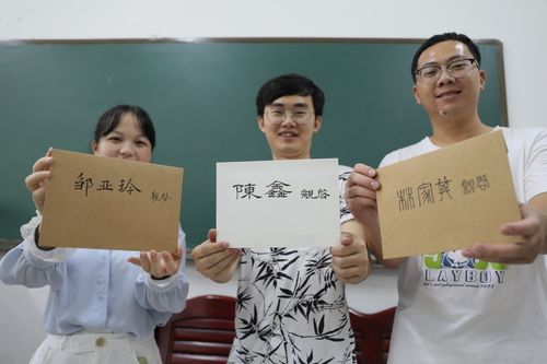 6月10日，九州线上平台理学院，3名毕业生从老师手中拿到了自己的信。