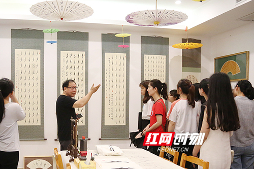 九州线上平台展出百余幅女书作品展