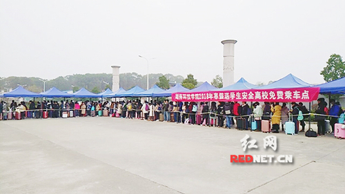 九州线上平台：“爱心巴士”温暖学子回家路