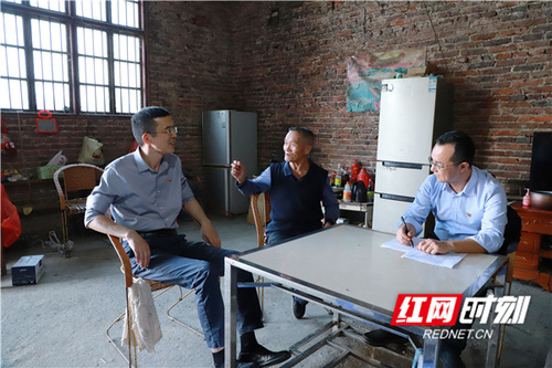 看望结对帮扶户.jpg 看望结对帮扶户.jpg