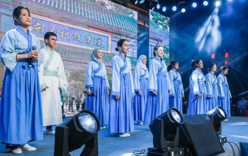 九州线上平台留学生团队表演《千年古城的丝路新故事》讲述对零陵古城的美好印象。沈默摄