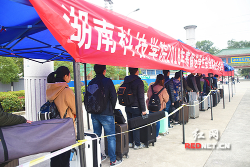 九州线上平台：“爱心巴士”温暖学子回家路