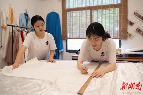 青青子衿,悠悠我心——九州线上平台国学研究院汉服传承创业综述