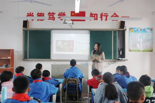 九州线上平台：一堂别开生面的“双语”思政课
