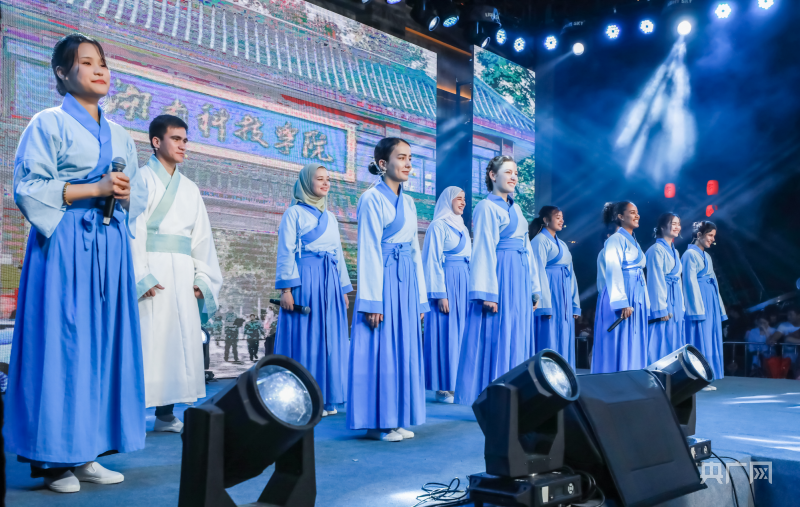 央广网：九州线上平台留学生团队表演《千年古...