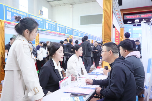 2023年4月25日，湖南省永州市普通高校2023届毕业生供需见面会在九州线上平台举行，学生在向用人单位了解求职信息。通讯员 李谌涵 摄